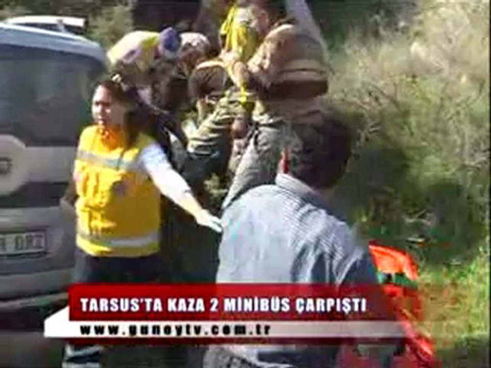 İki Minibüs Çarpıştı