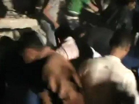 فري برس حماه المحتلة اهالي حي المشاع جنوب الملعب يسحبون الجثث من تحت الانقاض 25 4 2012 Hama