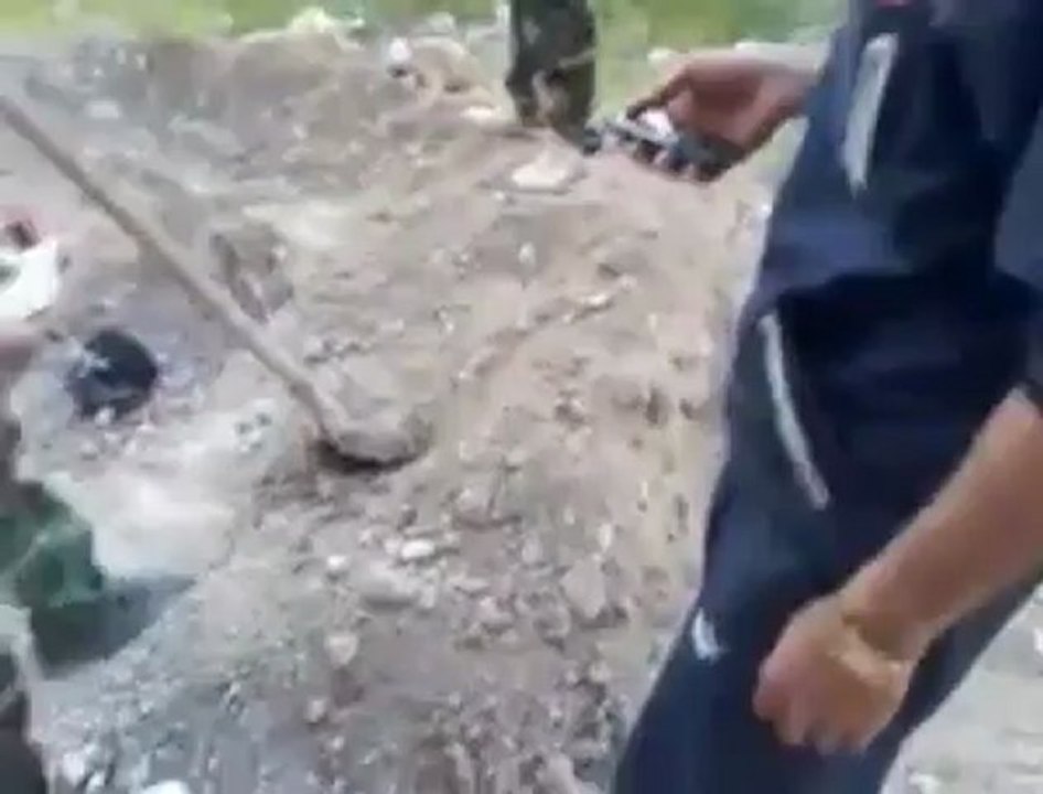 كلاب بشار الأسد يدفنون مواطن سوري وهوا حي