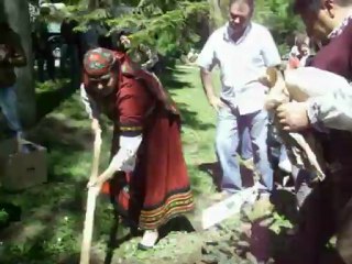 Валя Балканска засажда дръвче