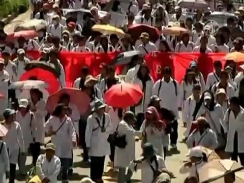 Протестующие медики рисуют транспаранты кровью