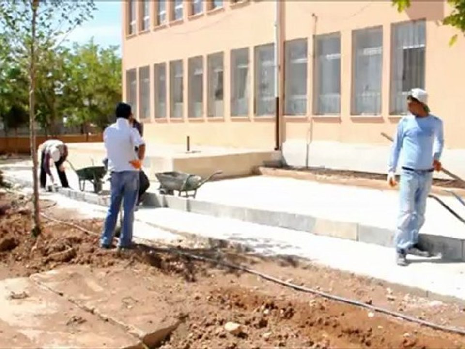 fen işleri tarafından okullarda bahçe peyzaj çalışması
