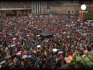 Decenas de miles de noruegos cantan contra Breivik