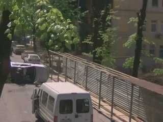 Une voiture SUV saute sur une bouche d'égout