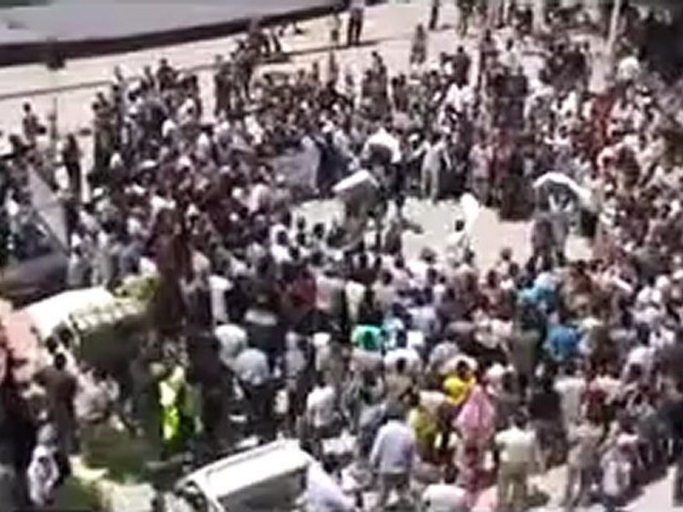 فري برس حماه جنوب الملعب تشييع شهداء الامس 26 4 2012 Hama