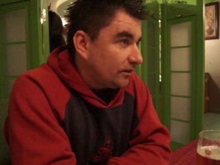 Gosciu mysli ze jest zabawny [wiocha kwejk.pl ](1080p_H.264-AAC)