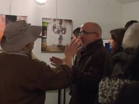 Le Jardin en ville accueille les oeuvres photographiques du collectif Agoralux Une chaise pour 4 .