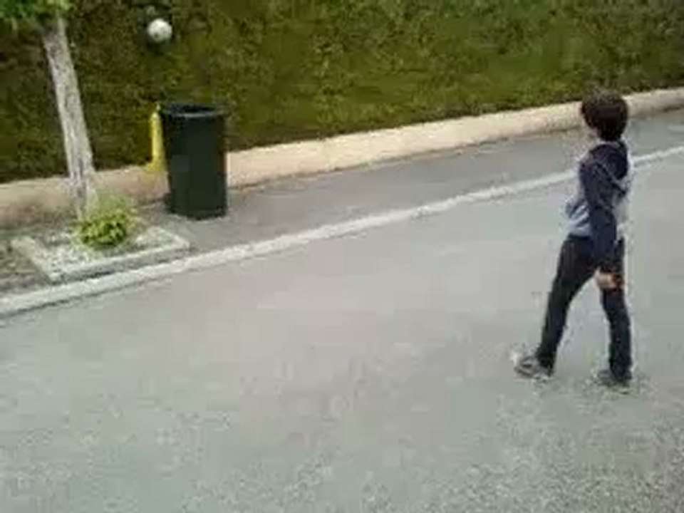 tir dans une poubelle