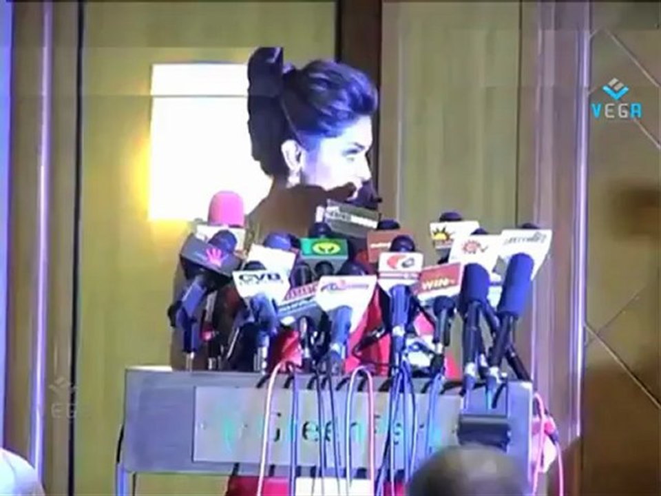 Deepika Padukone Romancing With Vikram