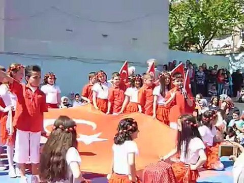 CEMAL GÜRSEL İLK ÖĞRETİM OKULU BAYRAK GÖSTERİSİ 1.