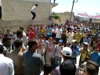 فري برس ادلب بلدة معرشمشة  مظاهرة حاشدة رغم الحصار والقصف 28 4 2012 Idlib