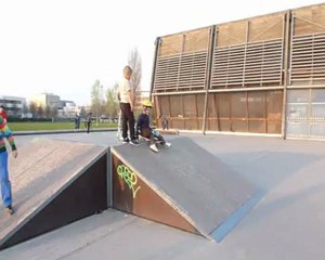 20120324 Eloi fait du skate