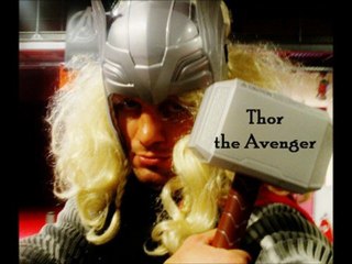 Thor lances Mjolnir: Leçon d'Avenger ⚡