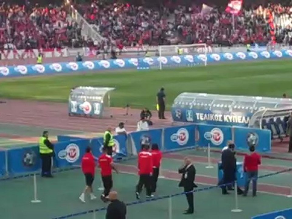 Είσοδος παικτών Ολυμπιακού για την καθιερωμένη βόλτα