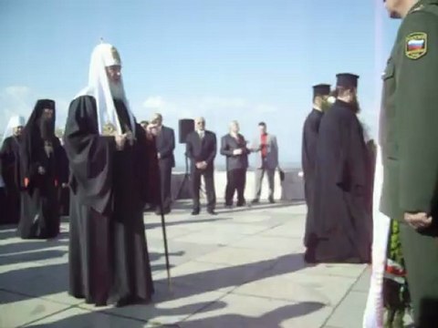 Поднасяне венец пред Альоша