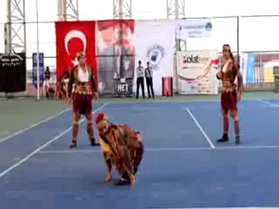 ekin sanat & pamukkale üniversitesi halk oyunlarının katkılarıyla P!İZ konseri öncesi zeybek gösterisi