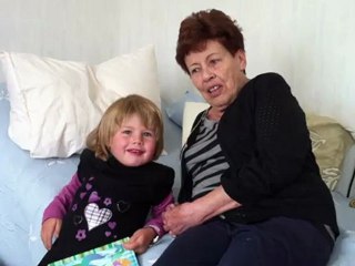 Une petite discussion au côté de grand-maman Madi