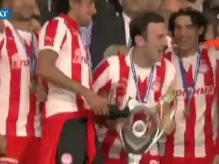 Απονομή κυπέλλου στον Ολυμπιακό (2011-2012)