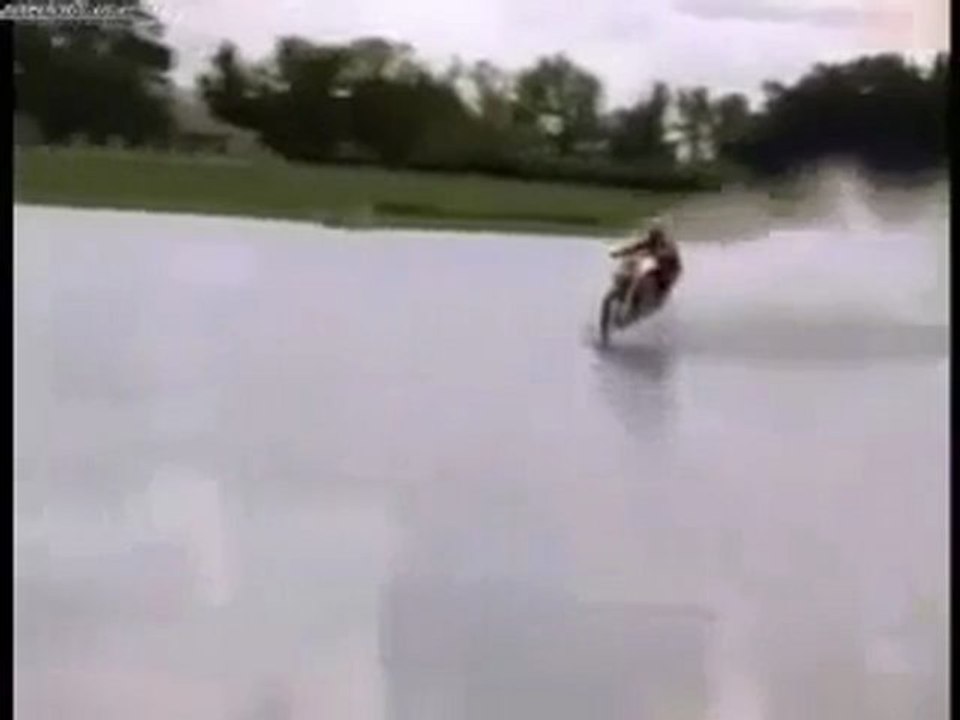 Su üzerinde giden motosiklet