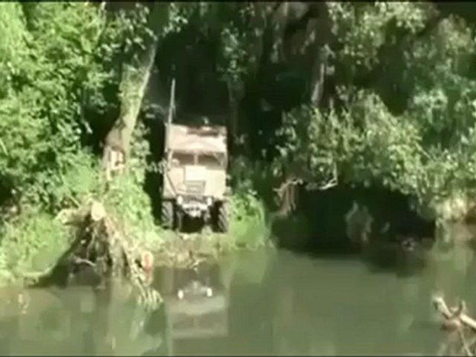 Tamamen su içerisinden giden arazi aracı