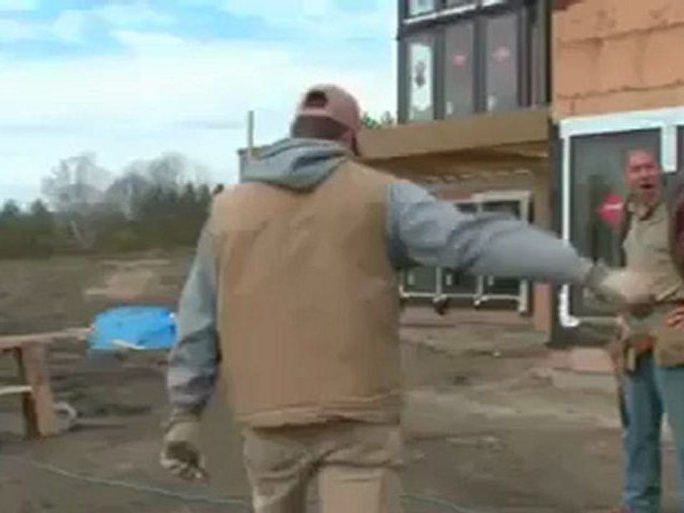 Testereyi fırlatarak tahta kesen adam