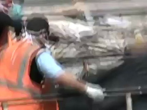 فري برس حمص إستكمال إخراج الجثث من المشفى الوطني بحمص صباح اليوم 28 4 2012 Homs