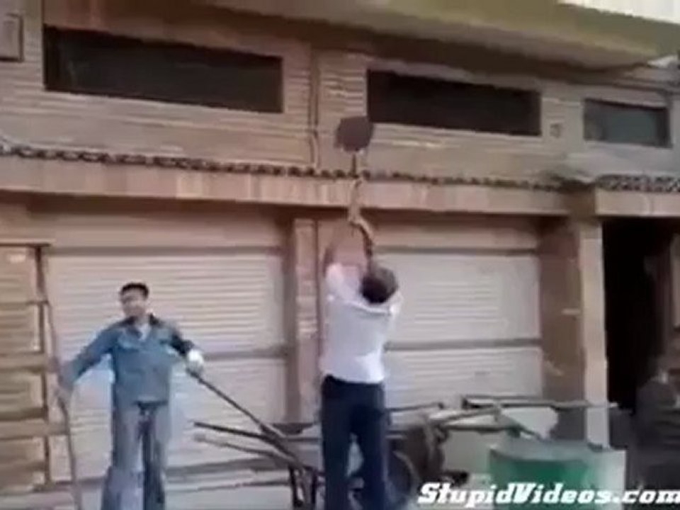 Vinçle 7. kata çıkan salak adam