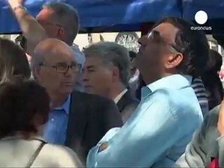 Japanese tourists stranded on Barcelona monument