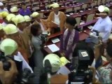 Aung San Suu Kyi prête serment au Parlement
