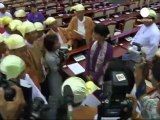 Myanmar: San Suu Kyi giura in parlamento