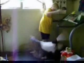 Fille sur un tapis de course fail