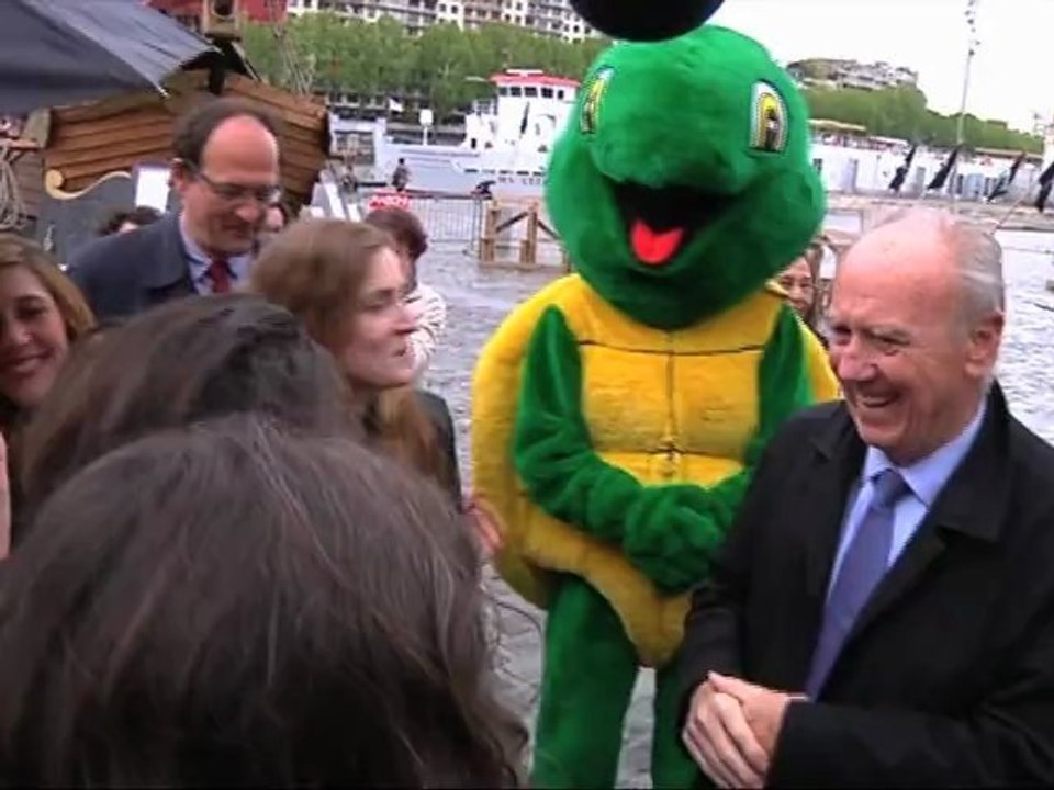 NKM visite le village écocitoyen de Familles de France