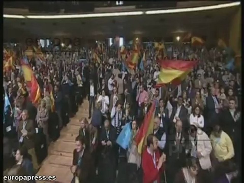 Rubalcaba pide a Rajoy frenar los recortes