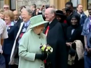 Queen presents scouts with awards