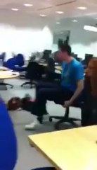 Magnifique chute d'une chaise de bureau