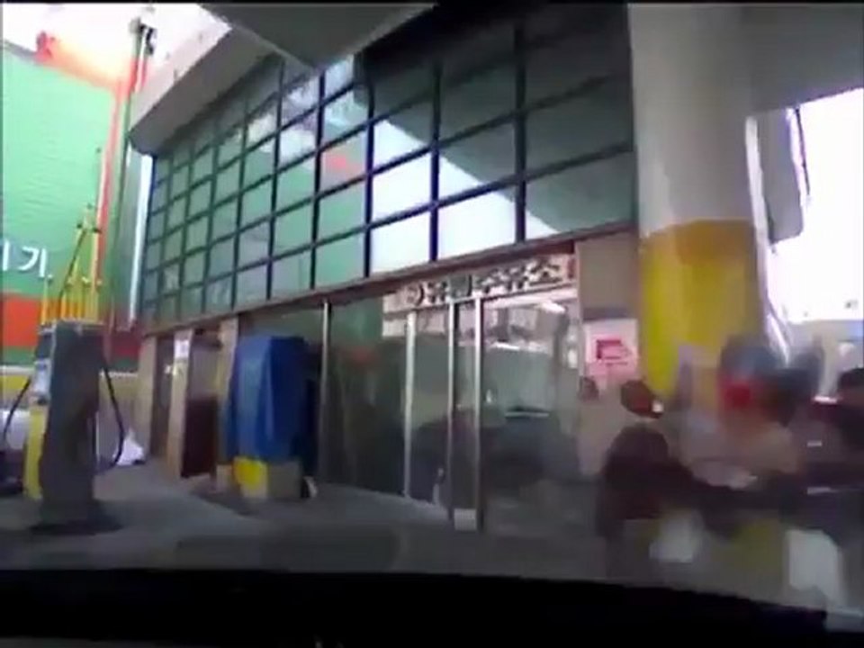 Une voiture fonce dans une station essence