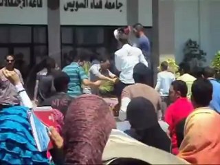 طلاب بتجارة الاسماعيلية يقتحمون مؤتمر تنمية سيناء أحتجاجا على صعوبة الامتحان‎