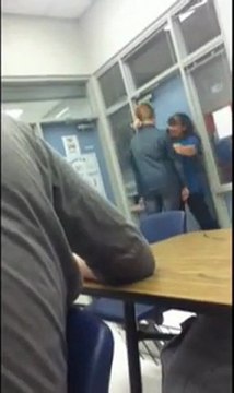 Une prof met une droite à un élève