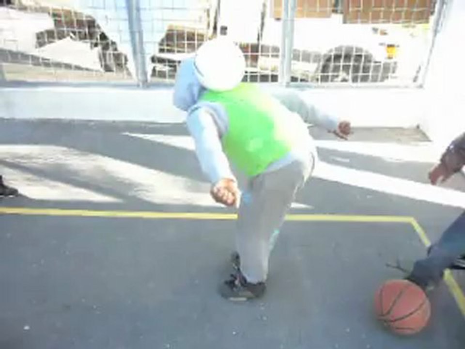 foot freestyle check the artist petit prodige challenge fondation PSG