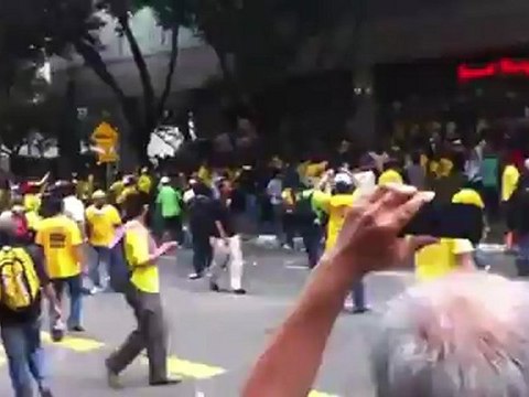 Malaisie : voiture de police fonce dans les manifestants