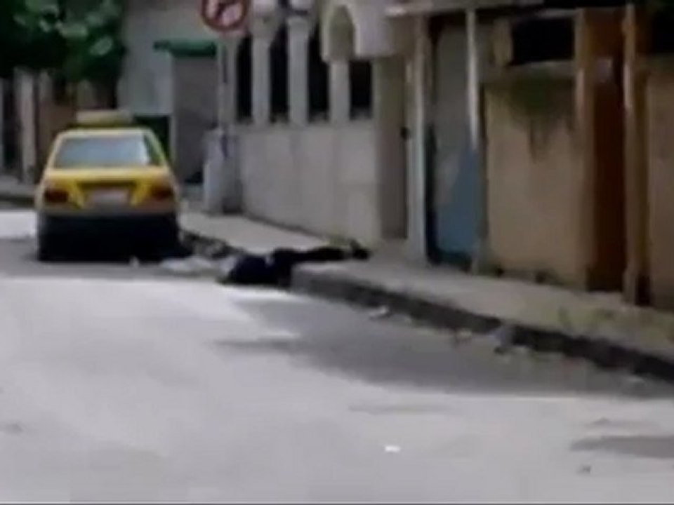 فري برس حمص جثة في الشارع ولا من منقذ  والسبب هو القناص 29 4 2012 Homs