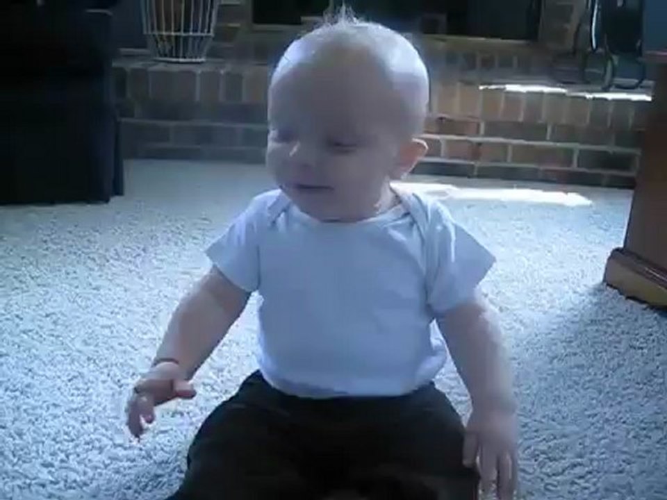 Bébé mort de rire avec aspirateur