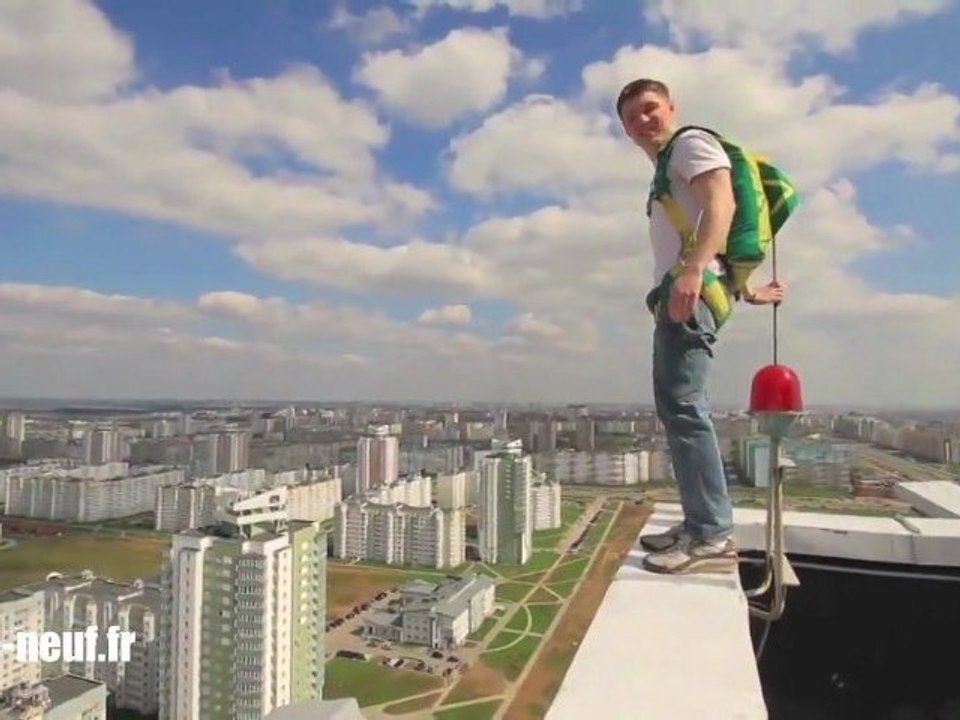 Base Jump en Russie d'un immeuble