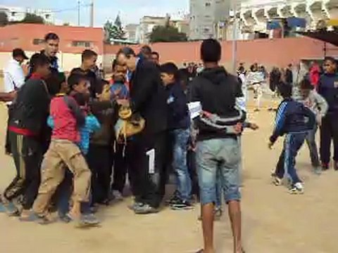 Quand le sport rime avec valeurs. A la fin de chaque match, séance de distribution de bonbons aux enfants