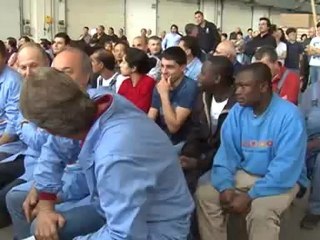 il vescovo prega con i lavoratori