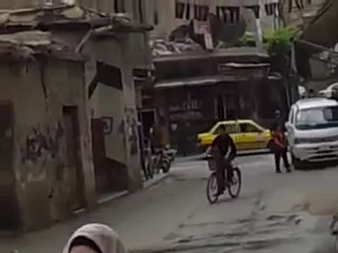 فري برس ريف دمشق زملكا عصابات الأسد تنتشر بالبلدة وتقوم بتكسر المحلات لفك الاضراب 30 4 2012 ج1 Damascus