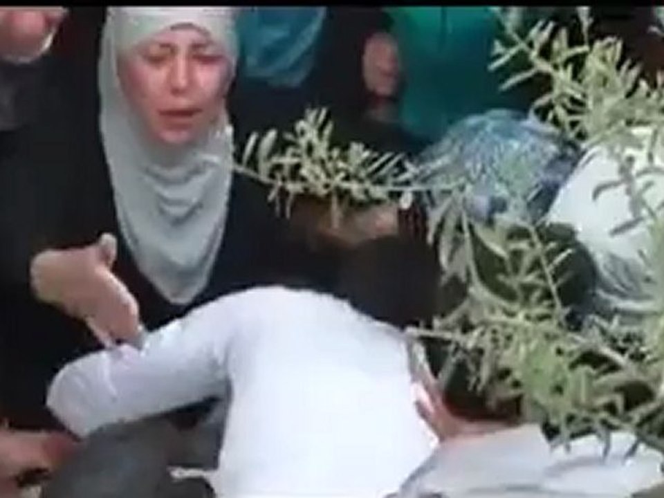 فري برس ريف دمشق جثمان الشهيد عمار علاء الدين   زبداني 30 4 2012 ج1 Damascus