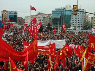 Çalışanlar 1 Mayıs'ı kutluyor