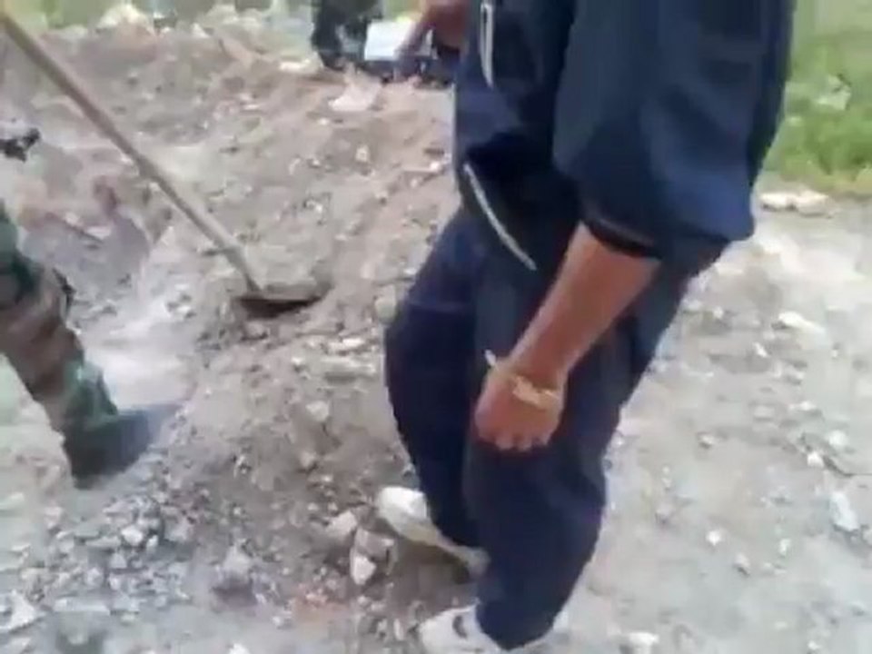 الشبيحة تدفن رجل حي وهو يتشهد .. مشهد مؤثر !...الله المستعان