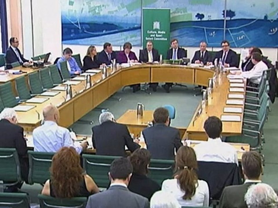 UK lawmakers say Rupert Murdoch "unfit"